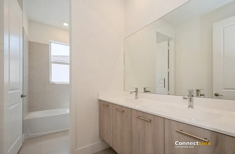 4 bed, 3.0 bath, 2928 sqft, $6,600 — Photo 4