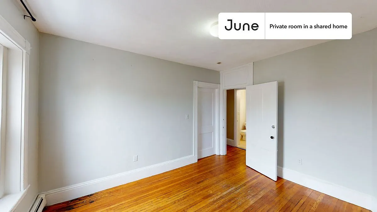 Queen bedroom in 4 bed/2 bath home in Allston #1390 D — Photo 3