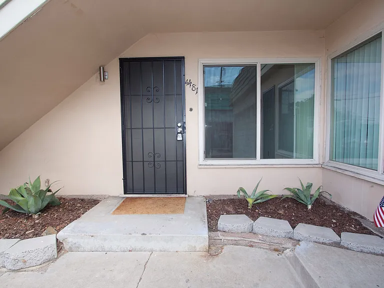 Centrally located 1 Bedroom 1 Bath Apartment Near SDSU & Talmadge! — Photo 3