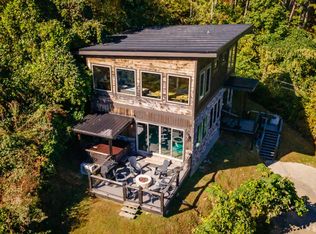 869 Chestnut Dr, Gatlinburg, TN 37738