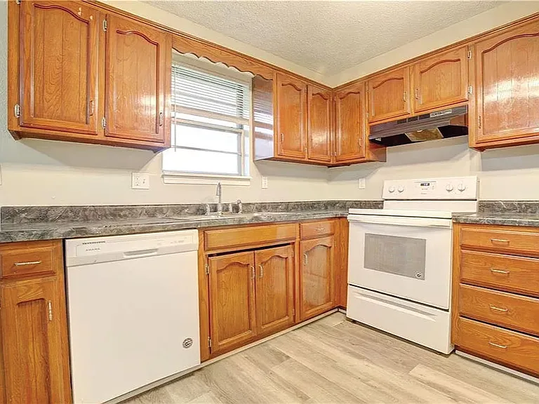 408 NE Lakeview Dr — Photo 7