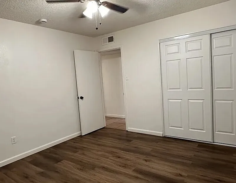 2 bed, 1.0 bath, 900 sqft, $1,010 — Photo 2
