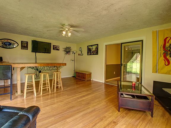 5th image of 528 Stewart Ave