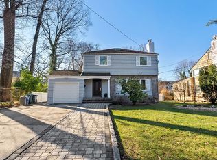 244 Steamboat Rd, Great Neck, NY 11024