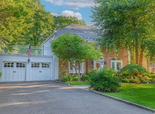 82 Country Club Dr, Manhasset, NY 11030