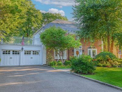 82 Country Club Drive, Manhasset, NY, 11030