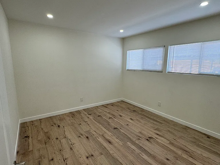 11689 Chandler Blvd — Photo 7