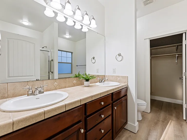 922 E Winding Creek Dr — Photo 14
