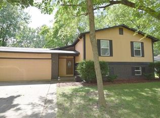 16 Dogwood Ln, Glen Carbon, IL 62034