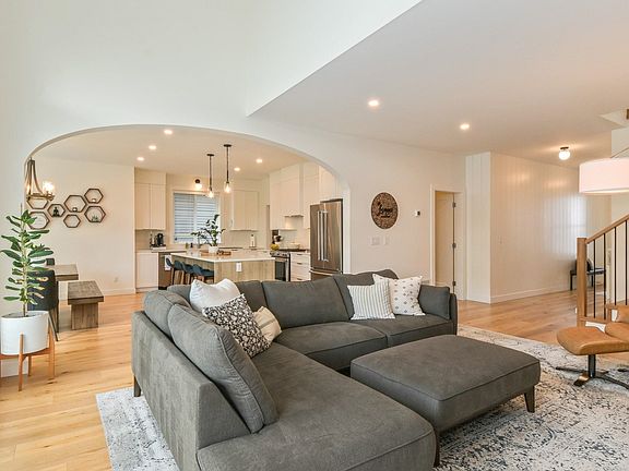 5th image of 27726 Roundhouse Dr