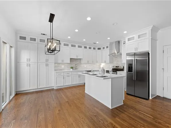 445 Greenlaurel Dr, Sandy Springs, GA 30342