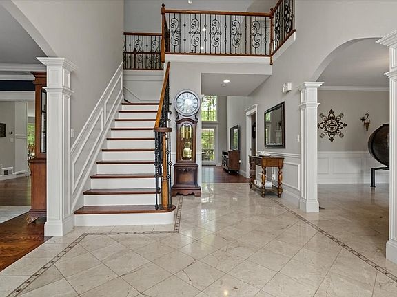 4th image of 38 Lenox Dr