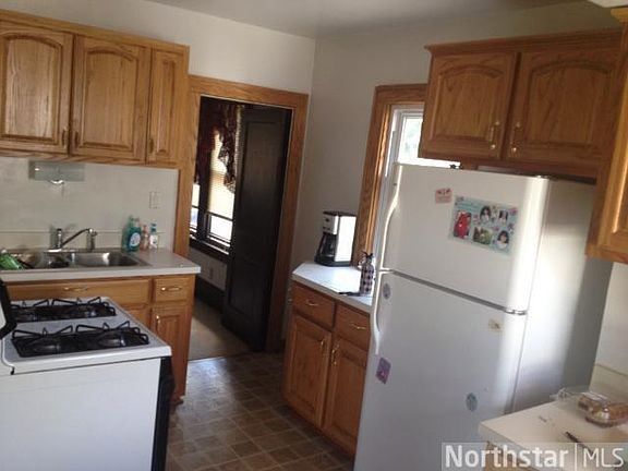 3rd image of 293 Sidney St W