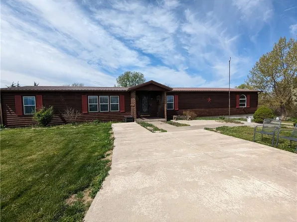 2687 Kingfisher Rd, Hiawatha, KS 66434