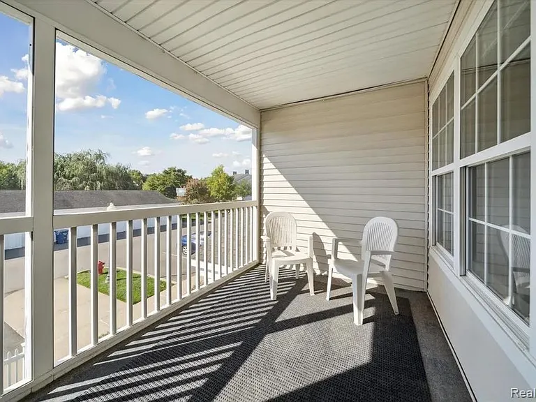 2710 S Knightsbridge Cir — Photo 16