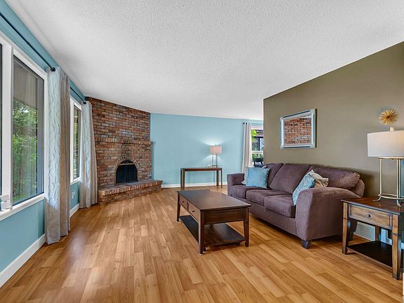 2nd image of 93 Arbor Cres