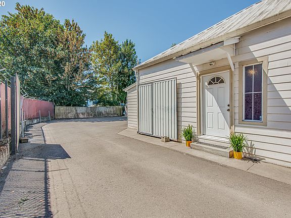 3rd image of 1009 W Fourth Plain Blvd