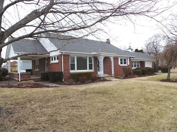 17 Country Gdns, Mattoon, IL 61938