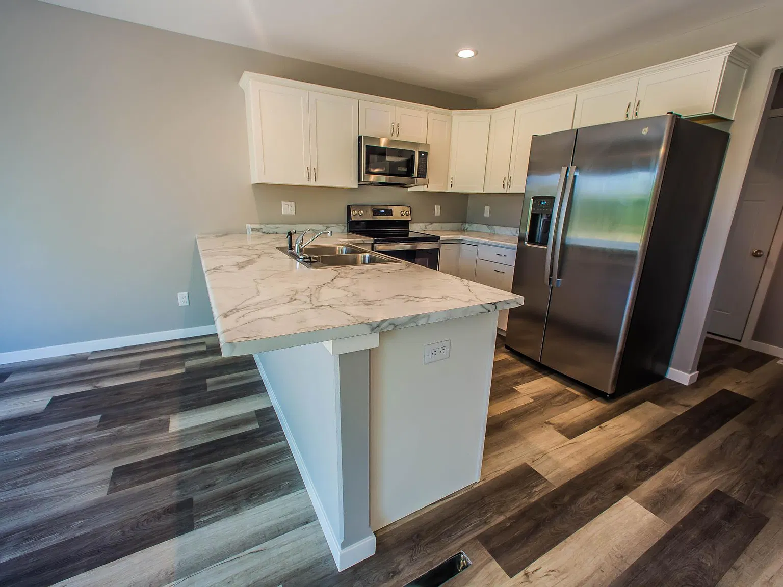 3 bed, 2.5 bath, 2600 sqft, $3,000 — Photo 2