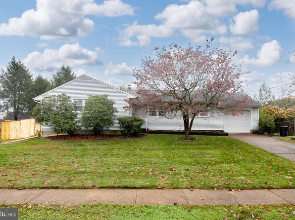 41 Wolf Dr, Hamilton, NJ 08610