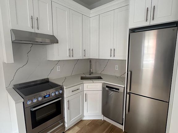 5th image of 220 Calyer St #1