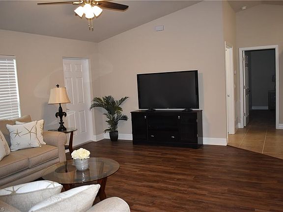 5th image of 522 NE Van Loon Ln