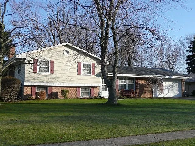 990 Burgundy Dr photo 1