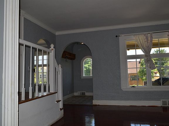 3rd image of 221 Hollister Ave