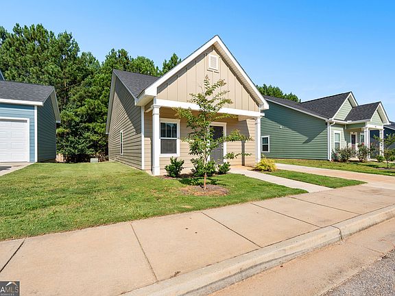 2nd image of 107 Lenox Cir
