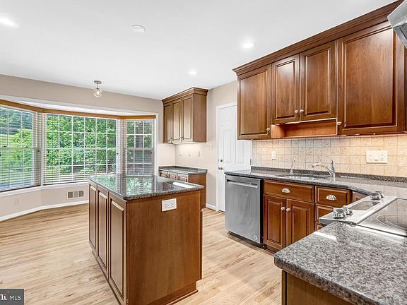 5th image of 10313 Dickens Ave