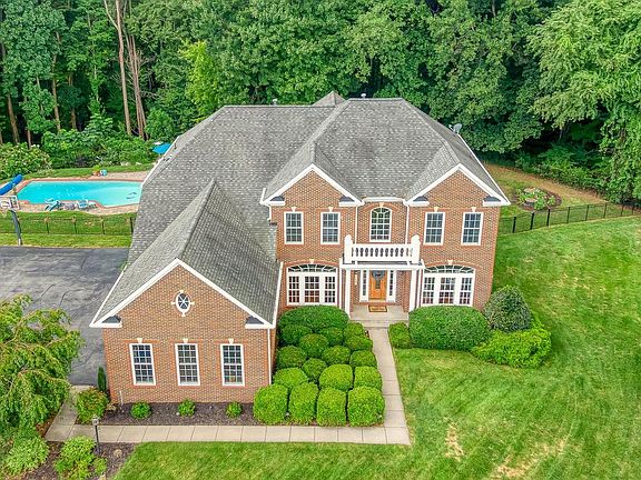 4th image of 105 Bower Ln