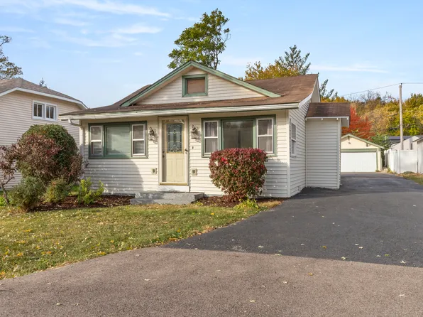 27586 N Hickory St, Island Lake, IL 60042