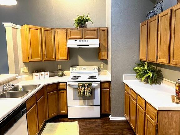 4th image of 2905 Gray Oak Dr