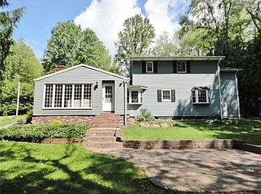 3rd image of 6 Woodstone Dr