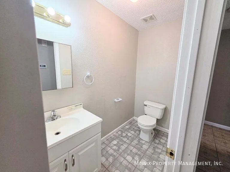 1325 E Cowden Ave — Photo 11