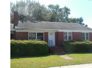 Pinecrest Dr, Fayetteville, NC 28305