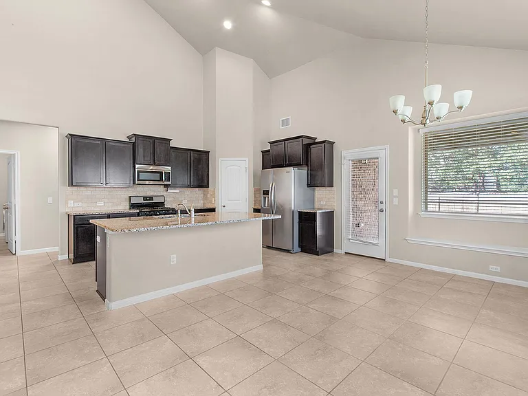 2437 Lyla Ln — Photo 6