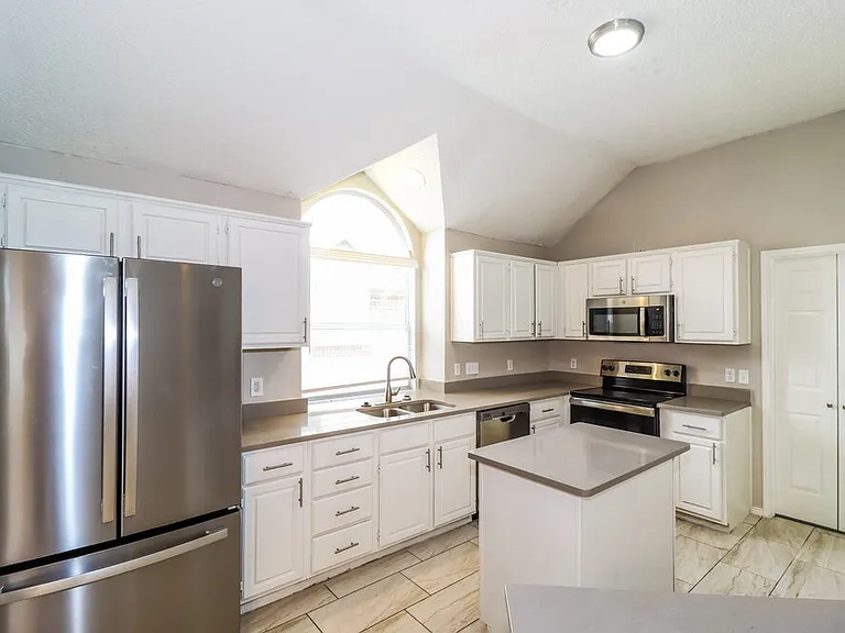 2407 Springfield Dr — Photo 7