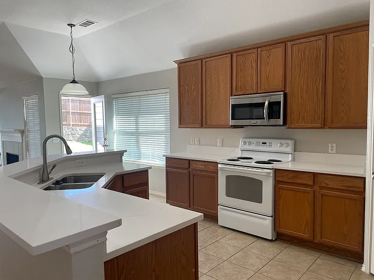 553 Presidio Dr — Photo 10