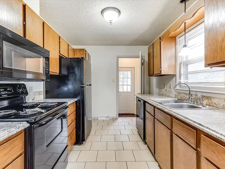 554 S Circle Dr — Photo 7