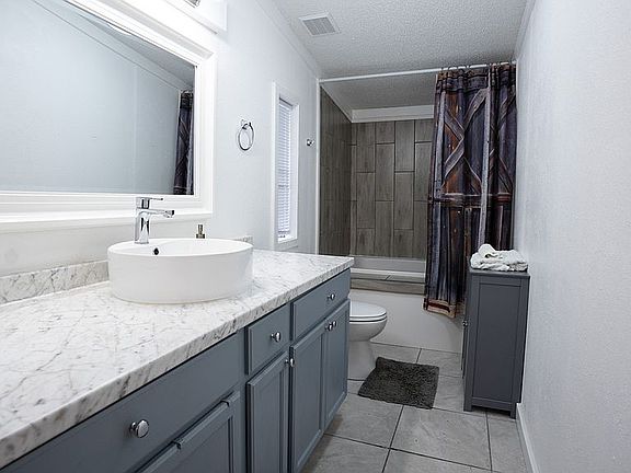 5th image of 101 Lilac Ln