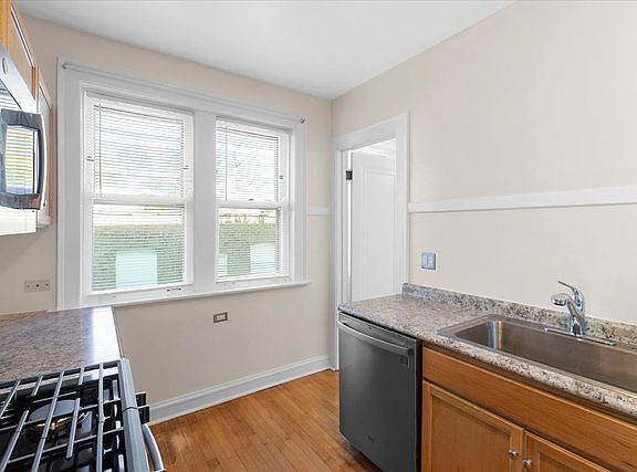 5th image of 811 Dobson St APT 1E