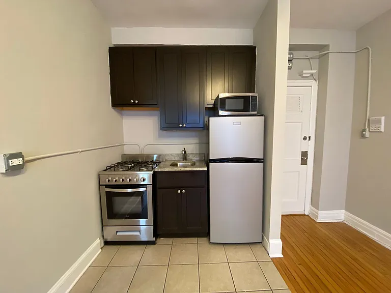 1204 W Granville Ave — Photo 4