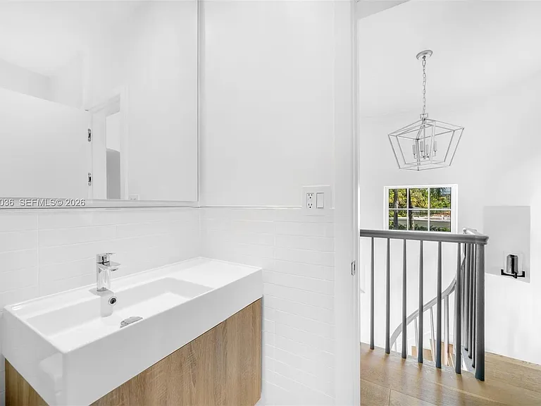 939 W 47th Ct — Photo 34