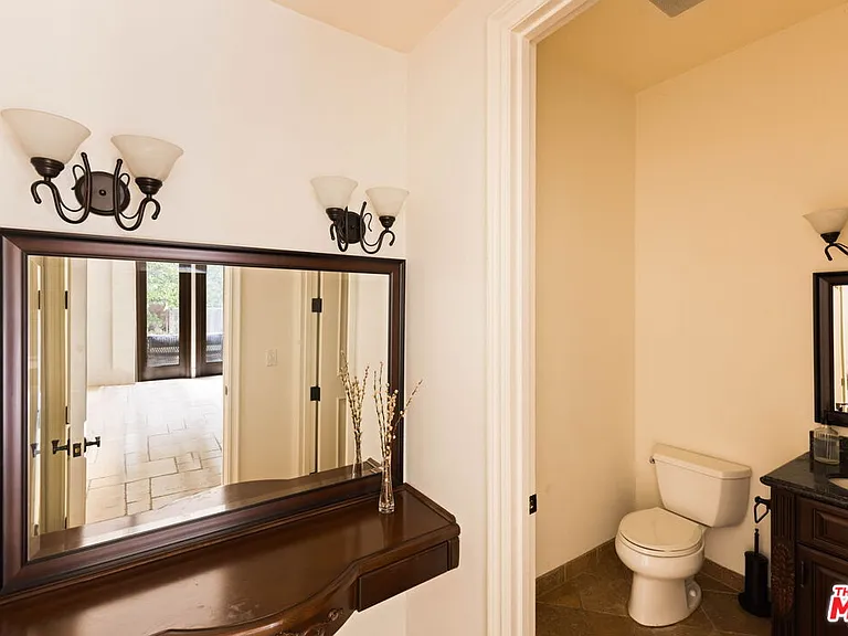 4822 Valjean Ave — Photo 11