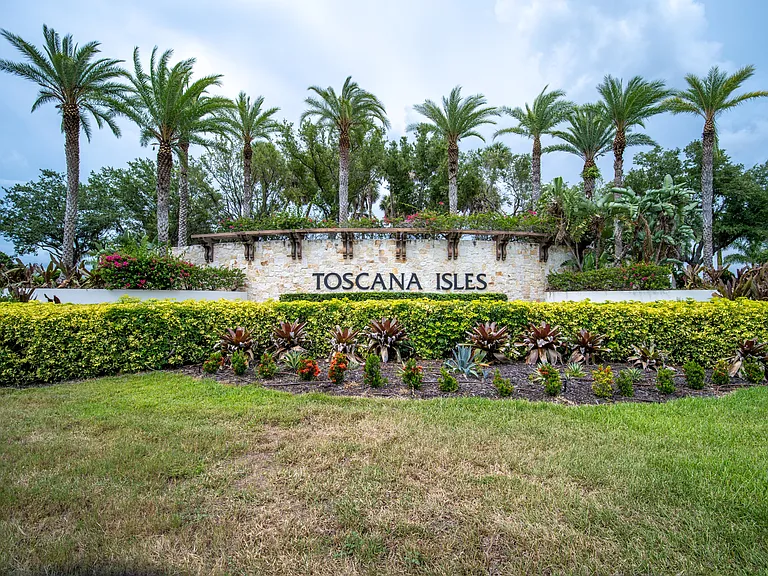 701 Maraviya Blvd — Photo 1
