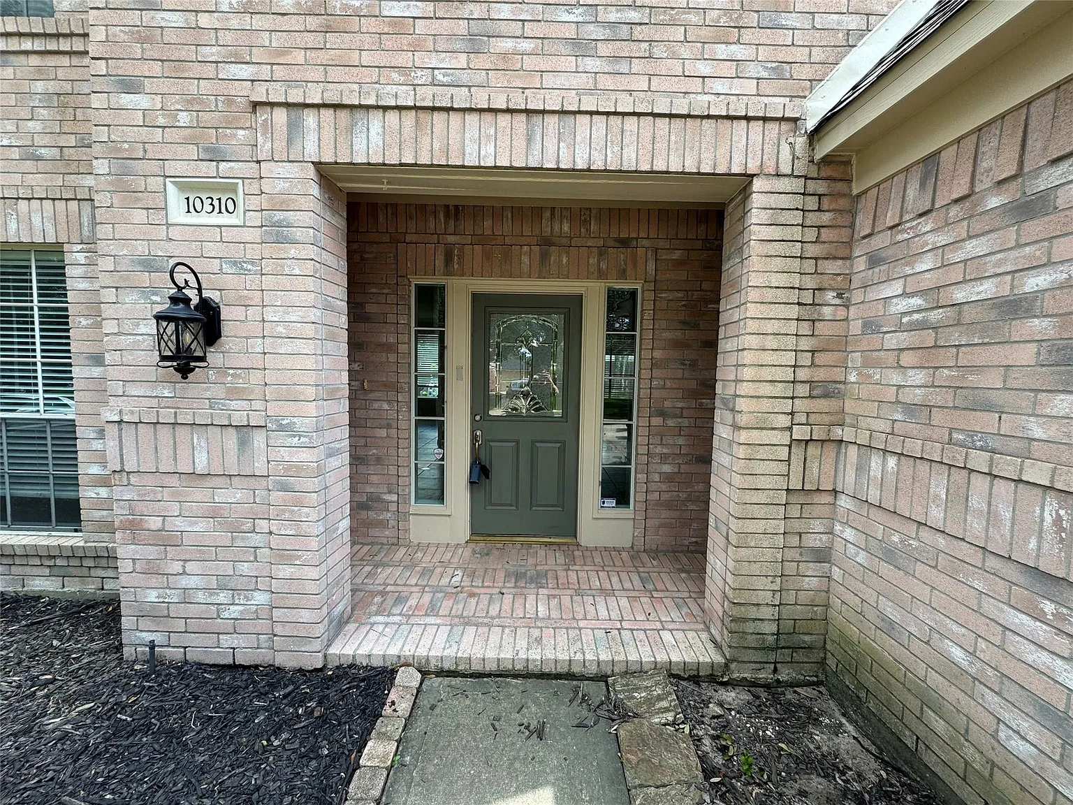 4 bed, 2.5 bath, 2543 sqft, $2,350 — Photo 3