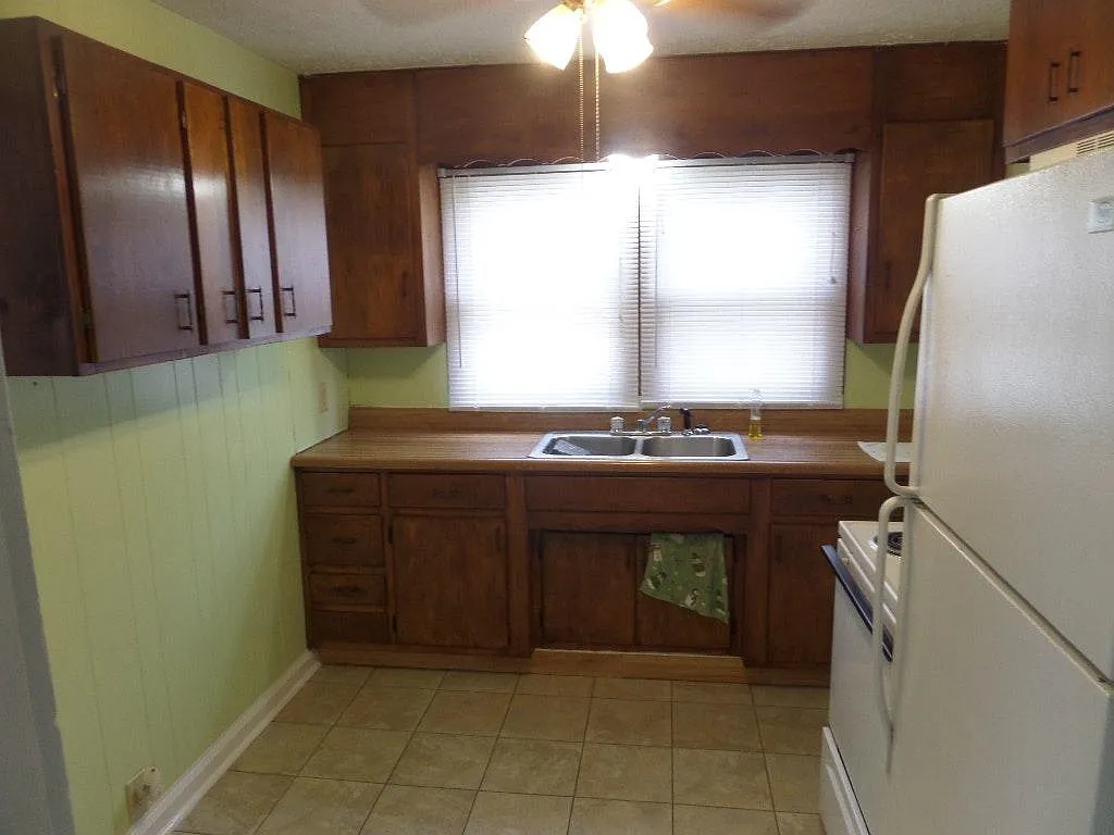 3 bed, 1200 sqft, $1,100 — Photo 3
