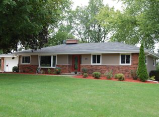 1215 Copenhill Dr, Waukesha, WI 53186