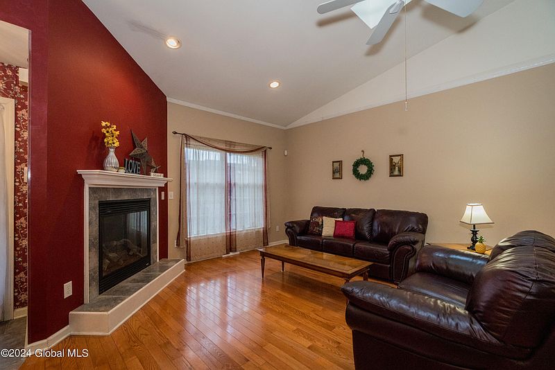 5th image of 10 Tracey Court